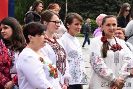Близько 200 житомирян зібралися, щоб зробити спільне фото у вишиванках