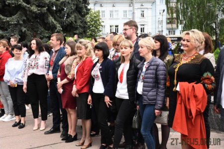 Близько 200 житомирян зібралися, щоб зробити спільне фото у вишиванках