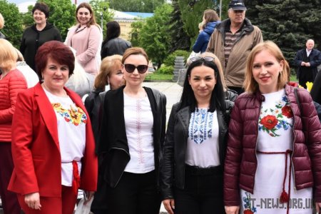 Близько 200 житомирян зібралися, щоб зробити спільне фото у вишиванках