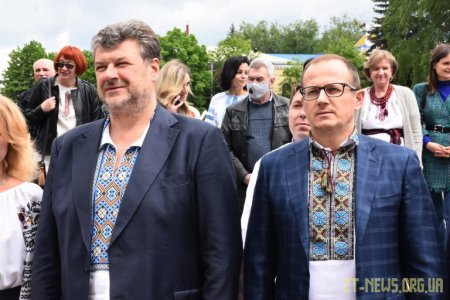 Близько 200 житомирян зібралися, щоб зробити спільне фото у вишиванках