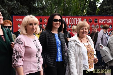 Близько 200 житомирян зібралися, щоб зробити спільне фото у вишиванках