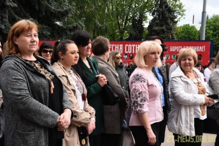 Близько 200 житомирян зібралися, щоб зробити спільне фото у вишиванках