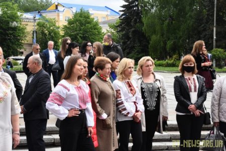 Близько 200 житомирян зібралися, щоб зробити спільне фото у вишиванках