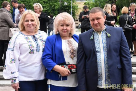 Близько 200 житомирян зібралися, щоб зробити спільне фото у вишиванках