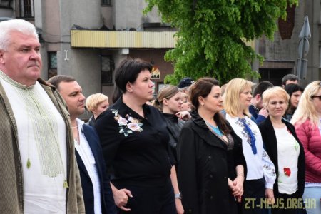 Близько 200 житомирян зібралися, щоб зробити спільне фото у вишиванках