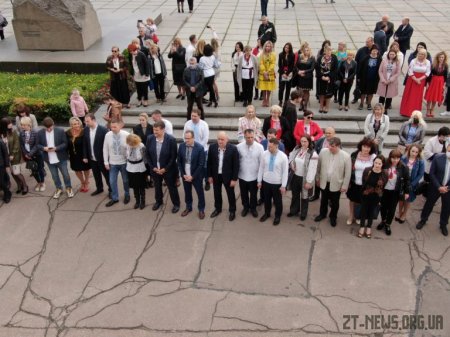 Близько 200 житомирян зібралися, щоб зробити спільне фото у вишиванках