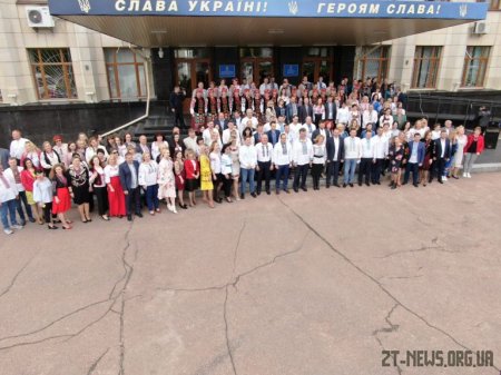 Близько 200 житомирян зібралися, щоб зробити спільне фото у вишиванках