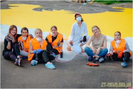 У Житомирі учні ліцею розмалювали частину дороги до школи