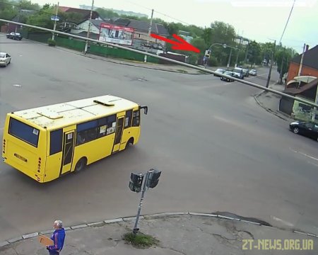 У Житомирі камери відеоспостереження зняли момент зіткнення маршрутки з легковиком