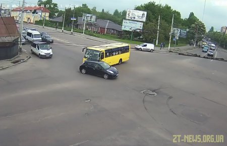 У Житомирі камери відеоспостереження зняли момент зіткнення маршрутки з легковиком