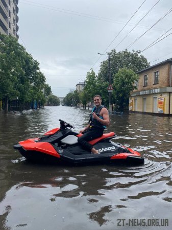 Житомиряни долали затоплені після дощу вулиці на надувних матрасах та навіть водних скутерах