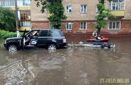 Житомиряни долали затоплені після дощу вулиці на надувних матрасах та навіть водних скутерах