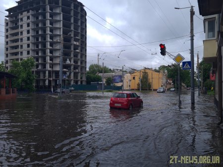 Житомиряни долали затоплені після дощу вулиці на надувних матрасах та навіть водних скутерах