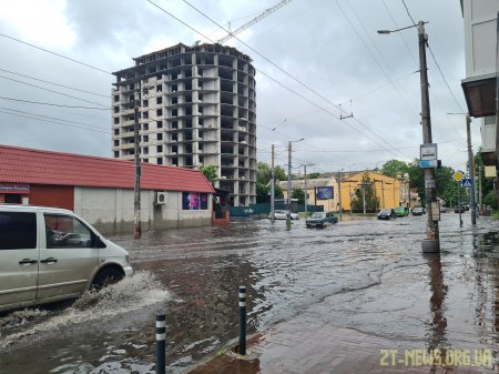 Житомиряни долали затоплені після дощу вулиці на надувних матрасах та навіть водних скутерах