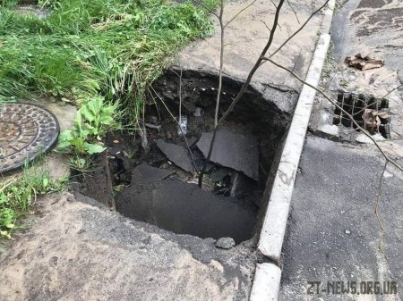 Житомиряни долали затоплені після дощу вулиці на надувних матрасах та навіть водних скутерах
