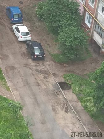 Житомиряни долали затоплені після дощу вулиці на надувних матрасах та навіть водних скутерах