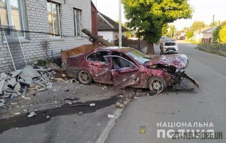 У Радомишлі водій BMW протаранив стовп
