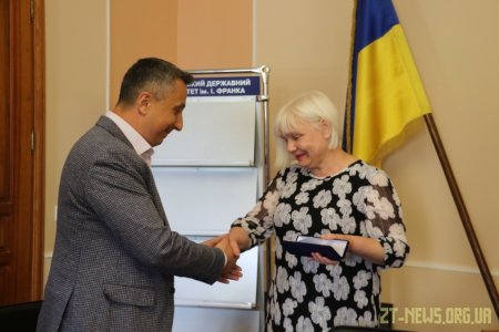Викладачка ЖДУ ім. Івана Франка отримала іменний годинник міського голови