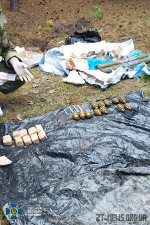На Житомирщині СБУ виявила арсенал військових засобів ураження