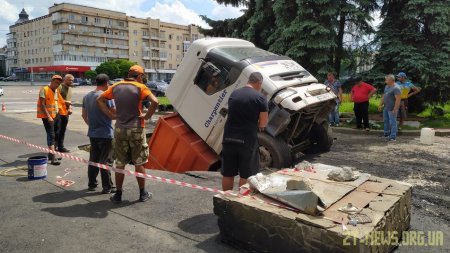 У Житомирі вантажівка провалилася під асфальт