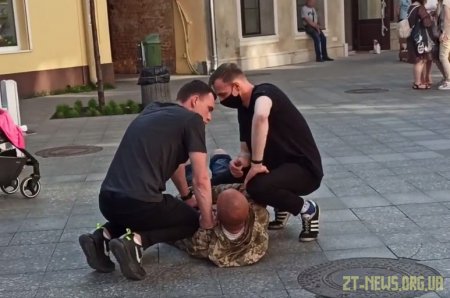 У центрі Житомира чоловік кидався на перехожих з ножем