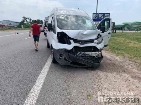 Поблизу Житомира бус в’їхав у легковик: троє людей отримали травми