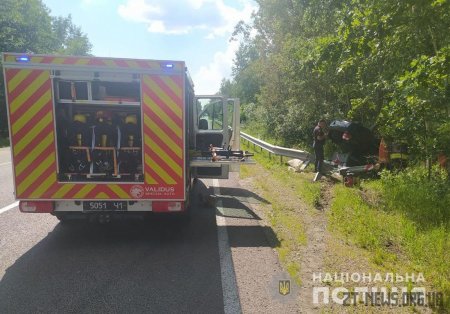 Поблизу Житомира перекинувся автомобіль: водій потрапив до лікарні