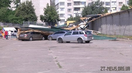 У Житомирі внаслідок буревію впав дах з гаражів на автостоянку