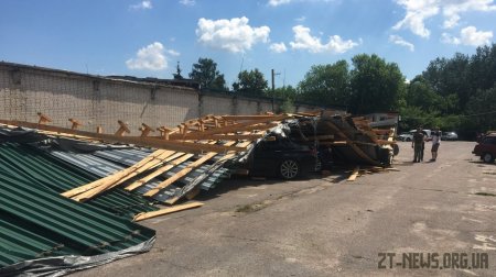 У Житомирі внаслідок буревію впав дах з гаражів на автостоянку