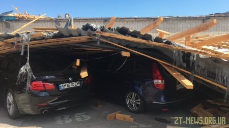У Житомирі внаслідок буревію впав дах з гаражів на автостоянку