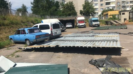 У Житомирі внаслідок буревію впав дах з гаражів на автостоянку