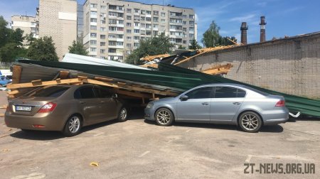 У Житомирі внаслідок буревію впав дах з гаражів на автостоянку