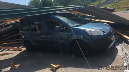 У Житомирі внаслідок буревію впав дах з гаражів на автостоянку
