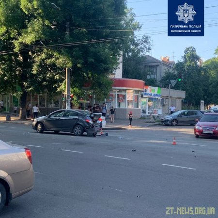 На перехресті вулиць Довженка та Великої Бердичівської зіткнулися два легковики