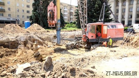 На майдані Соборному тривають роботи з встановлення флагштоку з державним прапором України