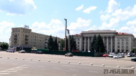На майдані Соборному тривають роботи з встановлення флагштоку з державним прапором України