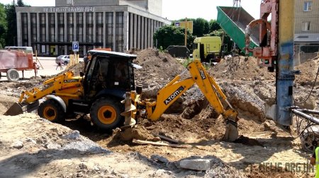 На майдані Соборному тривають роботи з встановлення флагштоку з державним прапором України