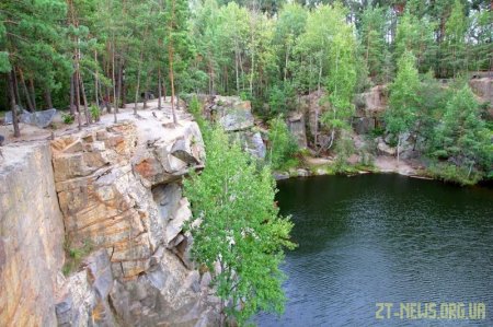 На Житомирщині чоловік, який відпочивав поблизу кар'єру, впав з 5-метрової висоти та загинув
