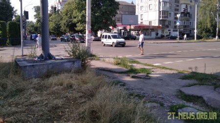 Жителі вулиці Небесної Сотні скаржаться на розбиті тротуари
