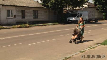 Жителі вулиці Небесної Сотні скаржаться на розбиті тротуари