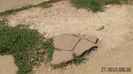 Жителі вулиці Небесної Сотні скаржаться на розбиті тротуари