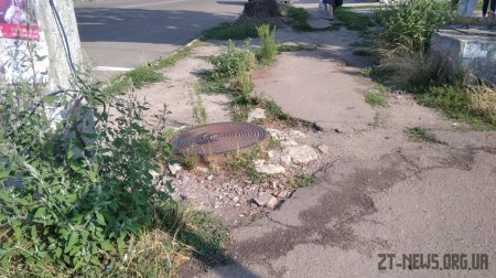 Жителі вулиці Небесної Сотні скаржаться на розбиті тротуари