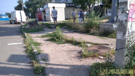 Жителі вулиці Небесної Сотні скаржаться на розбиті тротуари