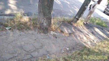Жителі вулиці Небесної Сотні скаржаться на розбиті тротуари
