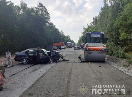 На трасі Виступовичі – Житомир "BMW" влетів у дорожній каток: 2 людей травмувалося