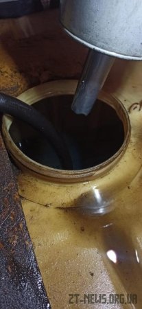 На Житомирщині гараж перетворили на підпільну заправку