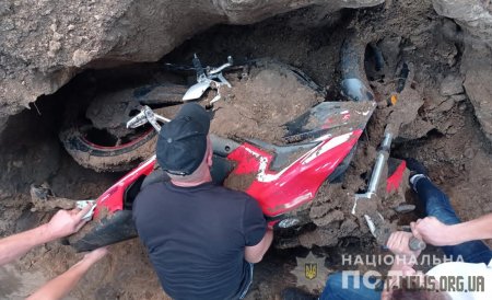 На Житомирщині крадій мотоцикла закопав двоколісник на власному обійсті