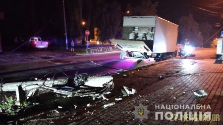 У Бердичеві вантажний мікроавтобус врізався в електроопору
