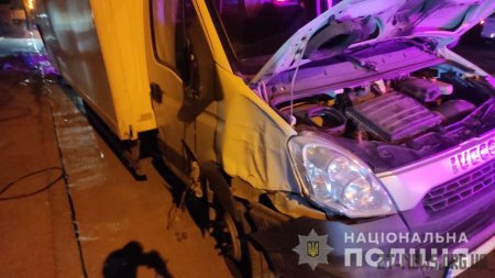 У Бердичеві вантажний мікроавтобус врізався в електроопору