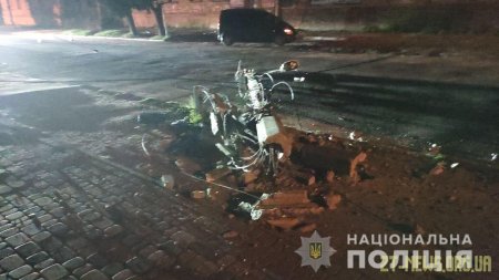 У Бердичеві вантажний мікроавтобус врізався в електроопору